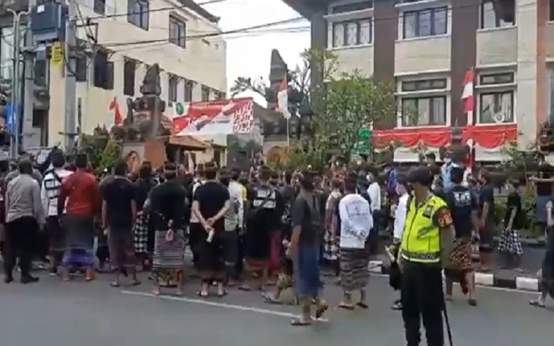 Ratusan Warga Desa Adat Guwang Geruduk Pengadilan Negeri Gianyar