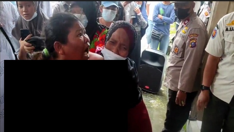 Protes PPKM, Pedagang Perempuan Nekat Buka Baju di Depan Anggota DPRD Pematangsiantar