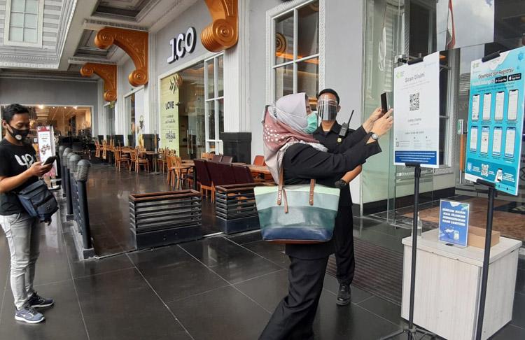 Uji Coba Pembukaan Mal di Sleman, Pengunjung Kesulitan Akses Aplikasi PeduliLindungi
