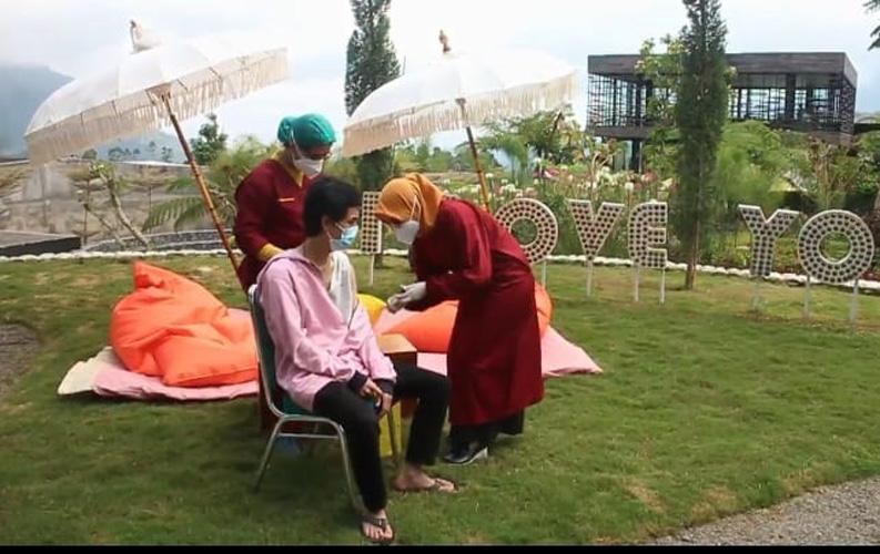 Asyiknya Vaksinasi di Kafe Berkonsep Alam sambil Menikmati Keindahan Gunung 