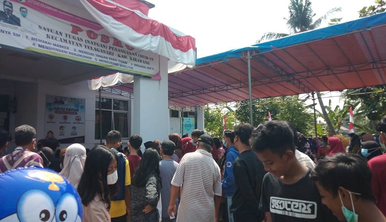 title Ratusan Warga Karawang Antre sejak Subuh, Vaksinasi Berdesak-desakan Ratusan Warga Karawang Antre sejak Subuh, Vaksinasi Berdesak-desakan