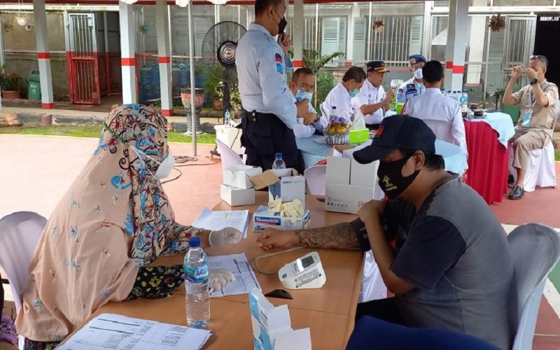 Ribuan Napi Ikuti Vaksinasi, Pria Besar dan Bertato Ketakutan Lihat Jarum Suntik 