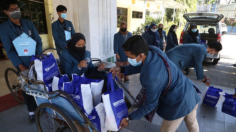 Gowes Becak, Mahasiswa Baru Unitomo Surabaya Bagi-Bagi Sembako - Bagian 2