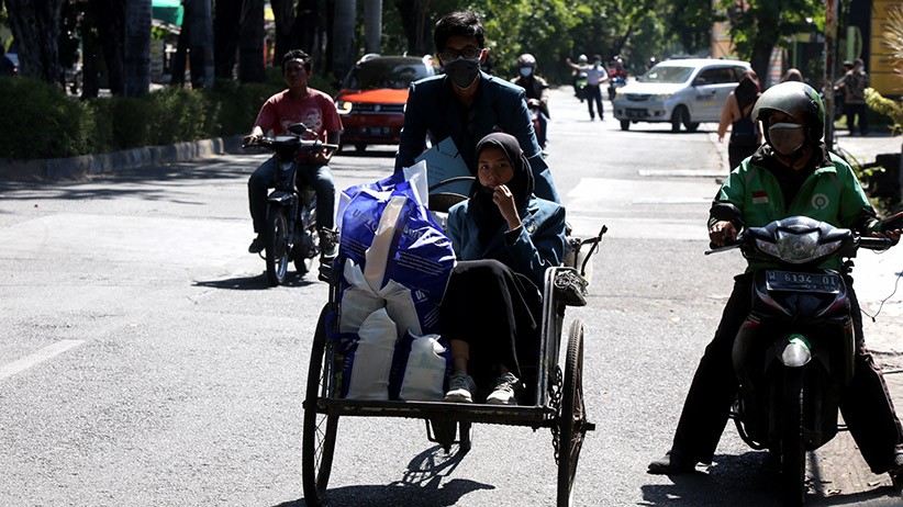 Gowes Becak, Mahasiswa Baru Unitomo Surabaya Bagi-Bagi Sembako - Bagian 3