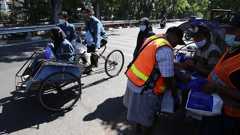 Gowes Becak, Mahasiswa Baru Unitomo Surabaya Bagi-Bagi Sembako - Bagian 1