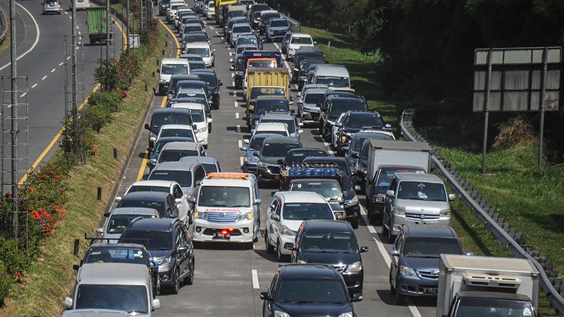 Macet Panjang Imbas Pemberlakuan Ganjil Genap di Pintu Keluar Tol Kota Bandung - Bagian 2