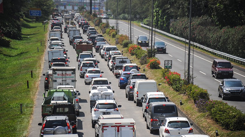 Macet Panjang Imbas Pemberlakuan Ganjil Genap di Pintu Keluar Tol Kota Bandung - Bagian 1