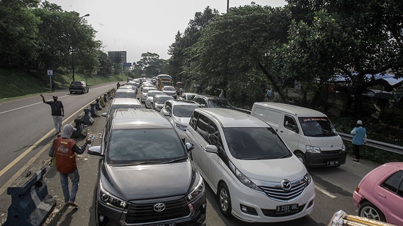 Jalur Wisata Puncak Diberlakukan Ganjil Genap, Arus Lalu Lintas Padat - Bagian 3