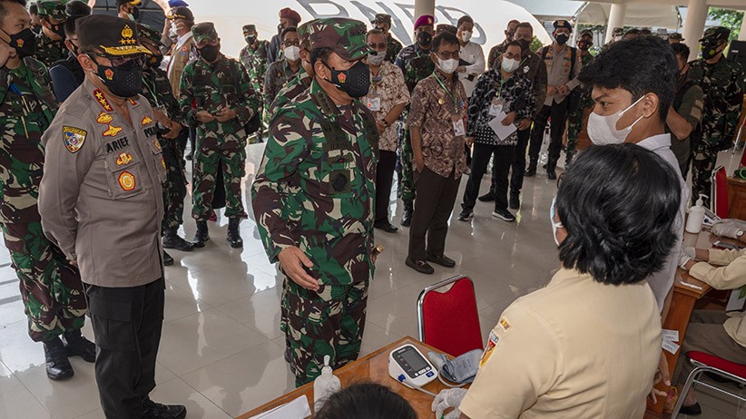 Panglima TNI Cek Vaksinasi Covid-19 bagi Pelajar di Palu - Bagian 1