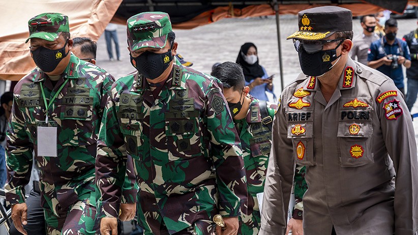 Panglima TNI Cek Vaksinasi Covid-19 bagi Pelajar di Palu - Bagian 2