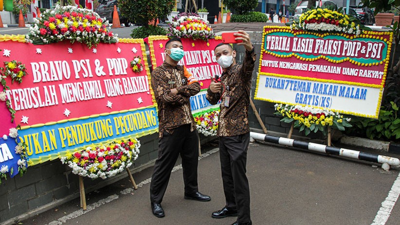 Karangan Bunga Dukung Hak Interpelasi terhadap Anies Baswedan terkait Formula E - Bagian 2