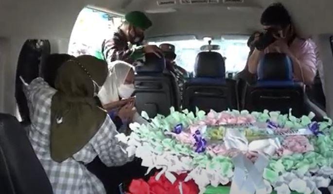 Tangis Pilu Istri Pratu Sul Ansyari Korban Serangan KKB saat Jenazah Tiba di Makassar