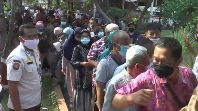 Antrean Vaksinasi Covid-19 di Depan Kantor Jepara Ada yang Abaikan Prokes 