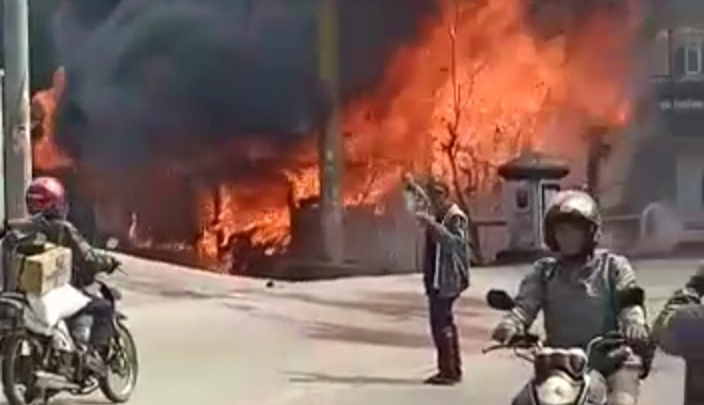 Diduga dari Elpiji Meledak, Warung Kopi di Sukaraja Sukabumi Ludes Terbakar