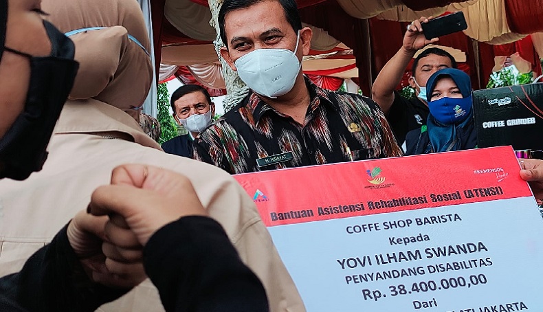 Mensos Risma Salurkan Bantuan Usaha untuk 15 Penyandang Disabilitas di Banda Aceh