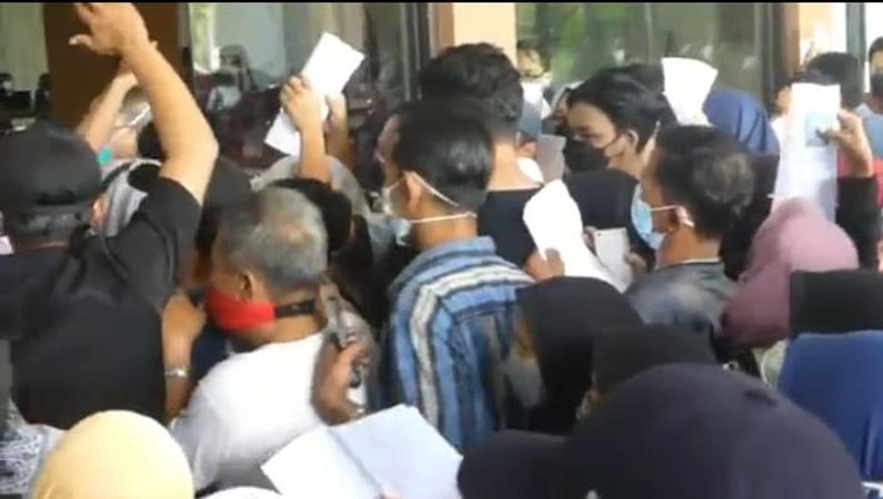 title Khawatir Tak Dapat Jatah Vaksin, Ratusan Orang Tua Siswa Berebut Masuk ke Tempat Vaksinasi  Khawatir Tak Dapat Jatah Vaksin, Ratusan Orang Tua Siswa Berebut Masuk ke Tempat Vaksinasi