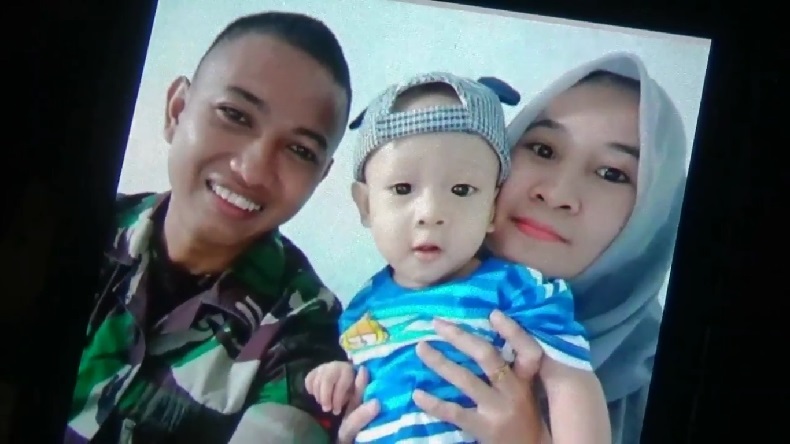 title Keluarga Tunggu Kepulangan Jenazah 2 Prajurit TNI Gugur Diserang KKB Keluarga Tunggu Kepulangan Jenazah 2 Prajurit TNI Gugur Diserang KKB