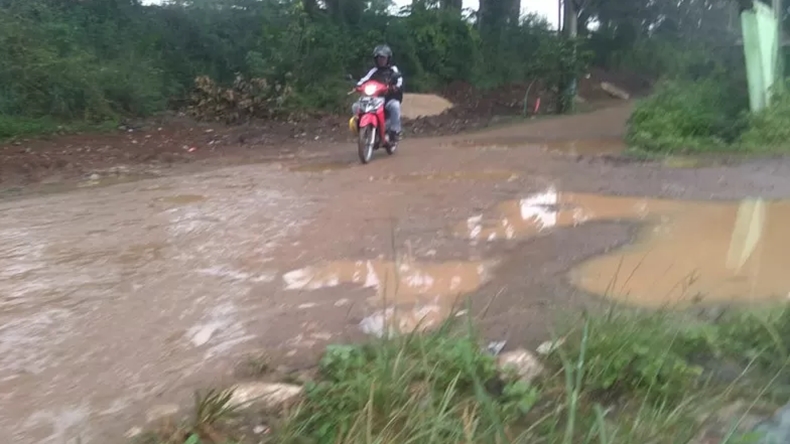 title Sudah Lama Rusak, Jalan di Rajabasa Bandarlampung Ini Tak Kunjung Diperbaiki Sudah Lama Rusak, Jalan di Rajabasa Bandarlampung Ini Tak Kunjung Diperbaiki