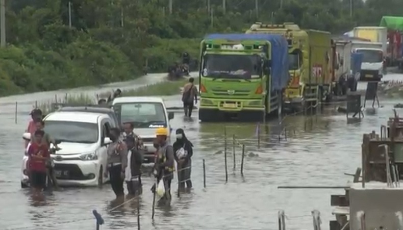 Jalan Trans Kalimantan Terendam Banjir 40 Cm, Puluhan Kendaraan Terjebak Kemacetan