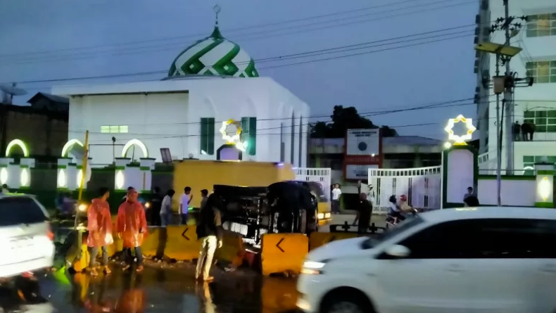 Diduga Hilang Kendali, Innova di Bukittinggi Terguling Usai Hantam Pembatas Jalan