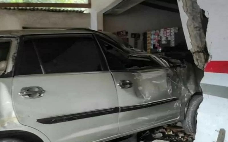 title Kios Rokok di Loteng Diseruduk Mobil Sedan hingga Tembok Jebol Kios Rokok di Loteng Diseruduk Mobil Sedan hingga Tembok Jebol