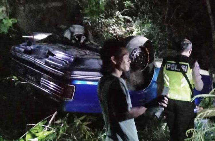 Tak Kuat Menanjak, Mobil Sedan Terguling di Tepi Jurang