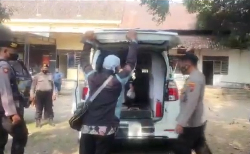 title Tertangkap, Pelaku Penyerangan Kades di Jombang Dikirim ke RSJ Lawang Tertangkap, Pelaku Penyerangan Kades di Jombang Dikirim ke RSJ Lawang