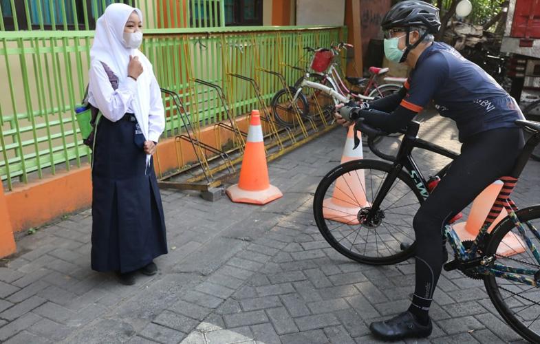  Pelajar SMP Ini Kaget Diadang Ganjar di Depan Sekolahnya, Ternyata Dihadiahi Sepeda