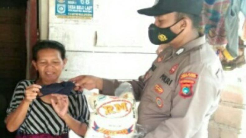 Tekan Penyebaran Covid-19, Polres Bangka Barat Sosialisasi Prokes sambil bagi Beras dan Masker
