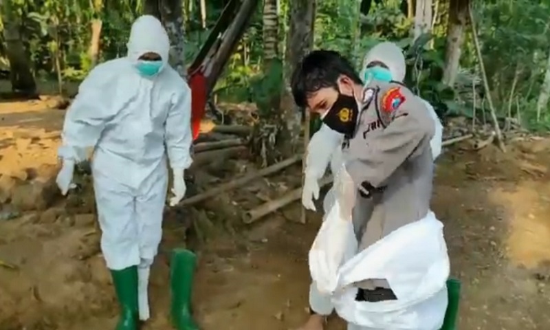 Jadi Petugas Pemakaman Jenazah Covid-19, Anggota Polisi Ini Rela Tak Dibayar