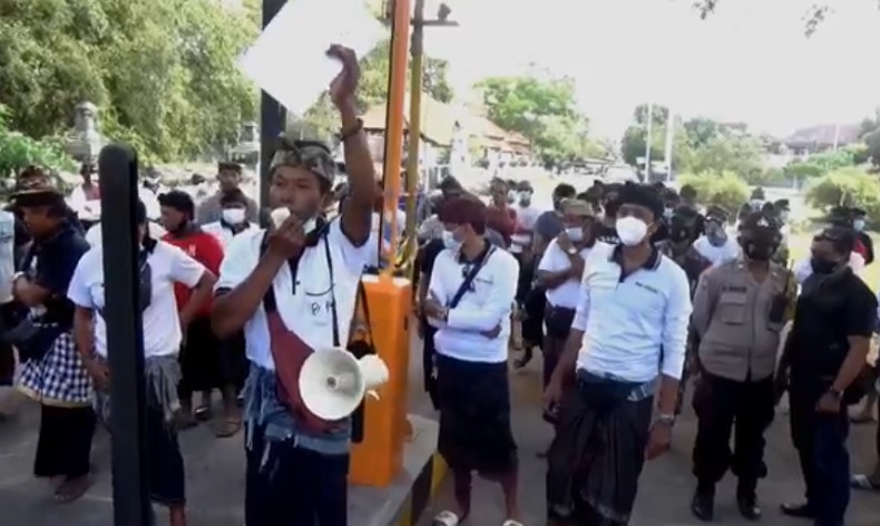 title Jalan Masuk Dipasang Portal, Ratusan Warga di Denpasar Protes Minta Dibongkar Jalan Masuk Dipasang Portal, Ratusan Warga di Denpasar Protes Minta Dibongkar