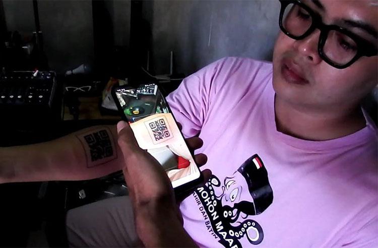  Awalnya Menolak, Pengusaha Snorkeling Tato Tangannya Gambar Barcode Vaksin Covid-19 