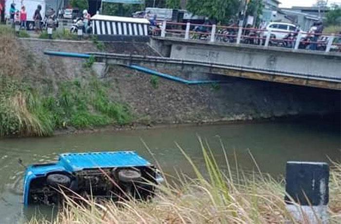 Hindari Motor, Truk Boks Terguling di Selokan Mataram Sleman