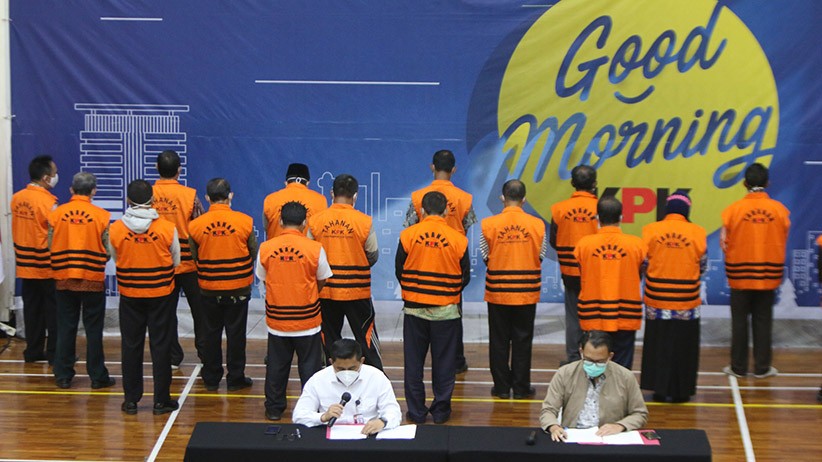 Ini Tampang 17 ASN Pemkab Probolinggo Diborgol dan Pakai Rompi Tahanan KPK  - Bagian 4