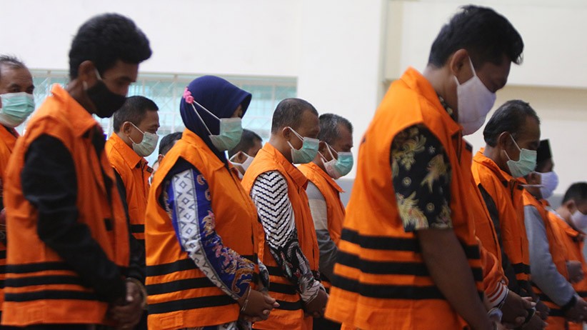 Ini Tampang 17 ASN Pemkab Probolinggo Diborgol dan Pakai Rompi Tahanan KPK  - Bagian 2