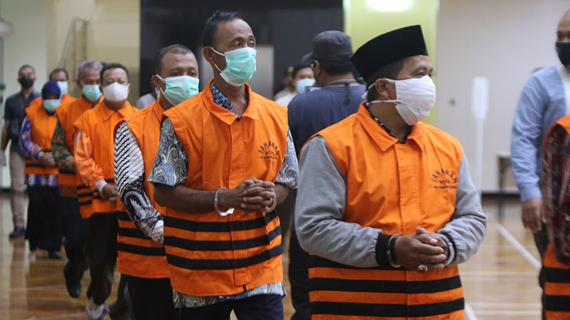 Ini Tampang 17 ASN Pemkab Probolinggo Diborgol dan Pakai Rompi Tahanan KPK  - Bagian 3