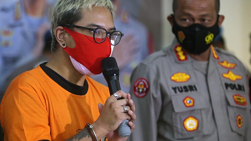 Tangan Diborgol, Coki Pardede Minta Maaf karena Pakai Narkoba - Bagian 1