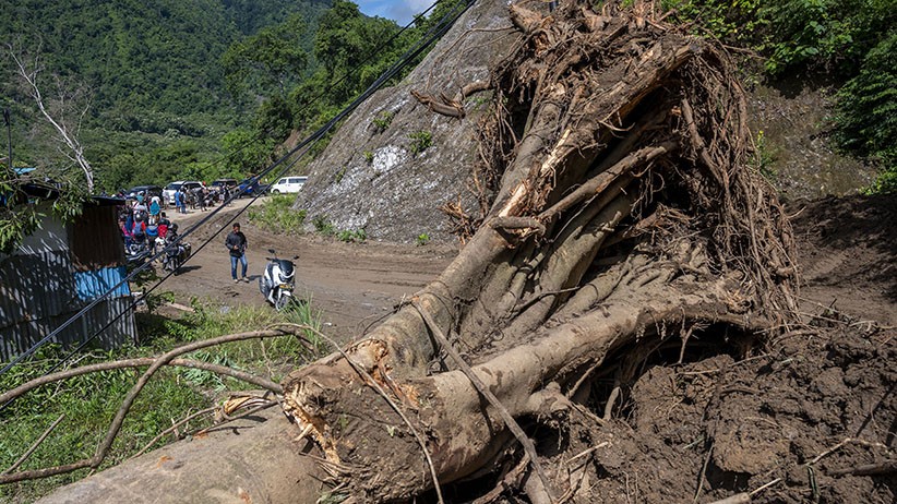 Jalan Trans Palu Tertimbun Longsor, Kendaraan Tertahan 13 Jam - Bagian 2