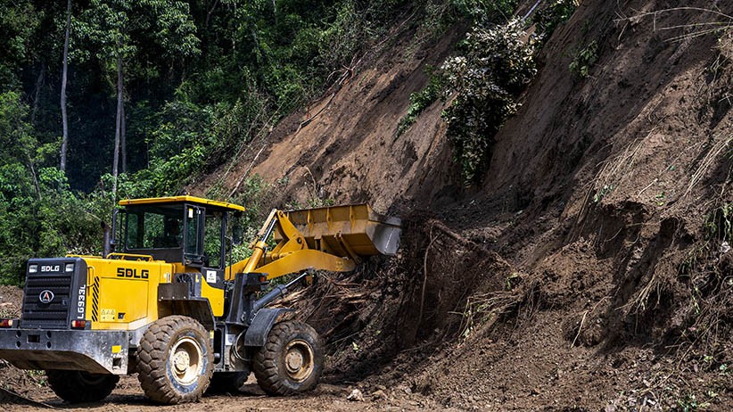 Jalan Trans Palu Tertimbun Longsor, Kendaraan Tertahan 13 Jam - Bagian 1