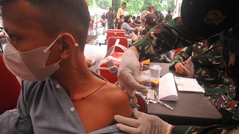 Panglima TNI Tinjau Serbuan Vaksinasi Massal di Manado - Bagian 3