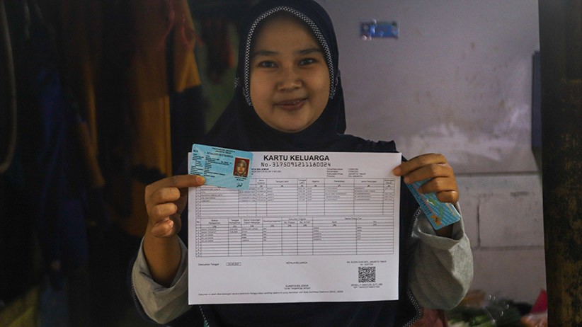 Warga Kebun Sayur Akhirnya Punya KTP dan KK setelah 20 Tahun Dianggap Liar - Bagian 3