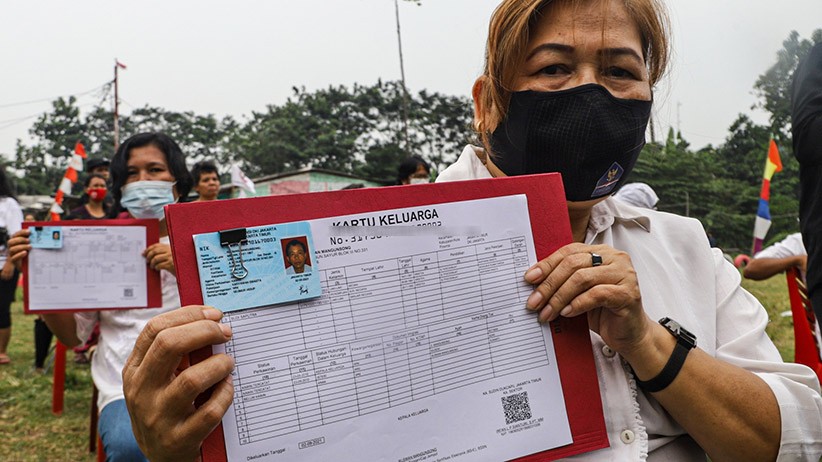 Warga Kebun Sayur Akhirnya Punya KTP dan KK setelah 20 Tahun Dianggap Liar - Bagian 1