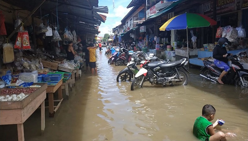 Banjir Landa Kapuas Hulu, Rumah Warga dan Fasilitas Umum Terendam hingga Setinggi 3 Meter