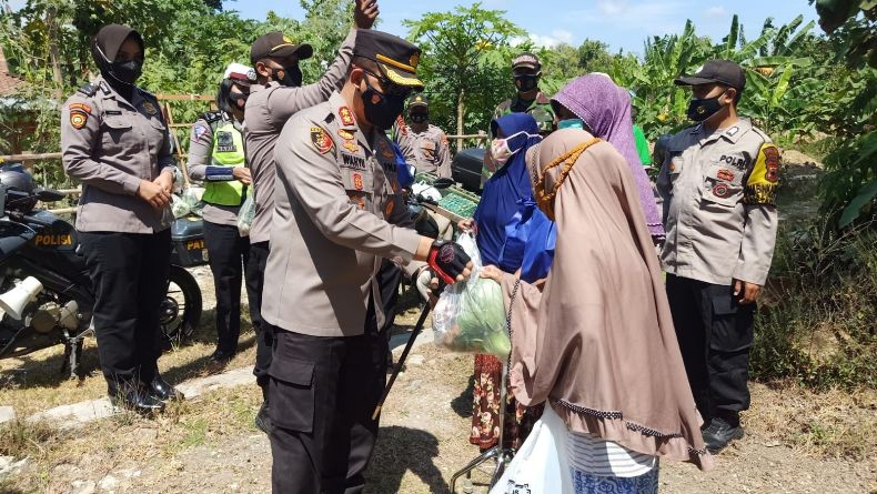Naik Motor, Kapolres Sukoharjo Bagikan Bansos kepada Masyarakat