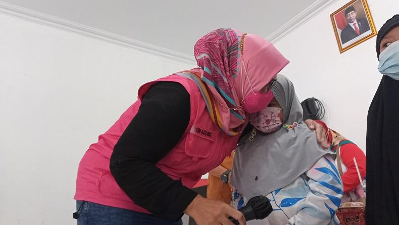 Peluk Anak Yatim Piatu Korban Covid di Majalengka, Kepala DP3AKB Jabar Menangis