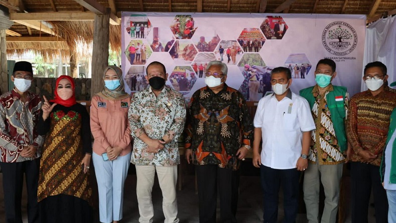 title La Nyalla Hadiri Launching Program Desa Emas, lalu Temui Kyai Kampung se-Lampung La Nyalla Hadiri Launching Program Desa Emas, lalu Temui Kyai Kampung se-Lampung
