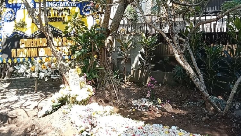 Karangan Bunga Banjiri Rumah Duka Almarhum Ebenz Burgerkill di Gumuruh Bandung