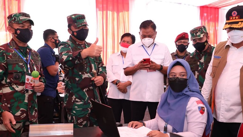 Tinjau Vaksinasi Covid-19 di Manado, Ini Arahan Panglima TNI