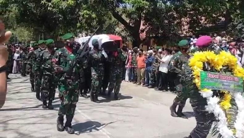 Isak Tangis Warnai Pemakaman Lettu Dirman, Prajurit TNI yang Gugur Diserang KKB