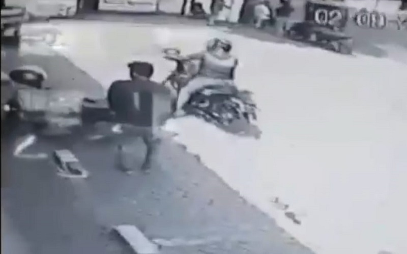 Aksi 2 Pencuri Gasak Uang Dalam Jok Motor di Purwakarta Terekam CCTV